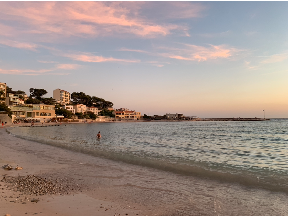 Mare calmo all’orizzonte al tramonto, luce morbida e silenzio