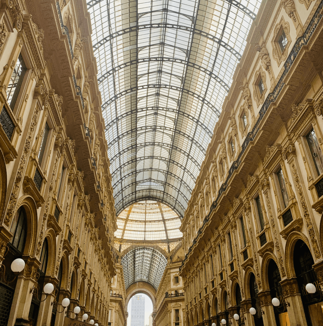 galleria-vittorio-emanuele-ii-milano Vista interna della Galleria Vittorio Emanuele II a Milano, con la struttura in vetro che guida il percorso.