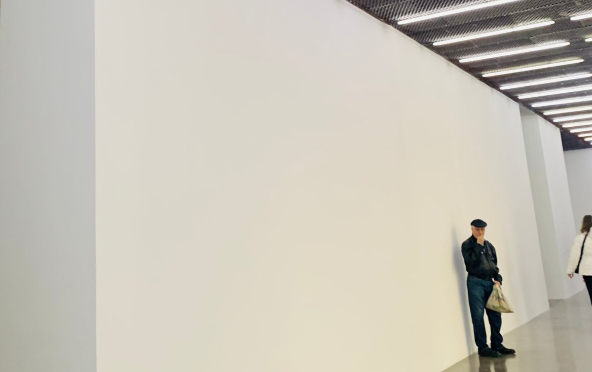 Architettura minimalista con parete bianca e luce lineare in un ambiente silenzioso