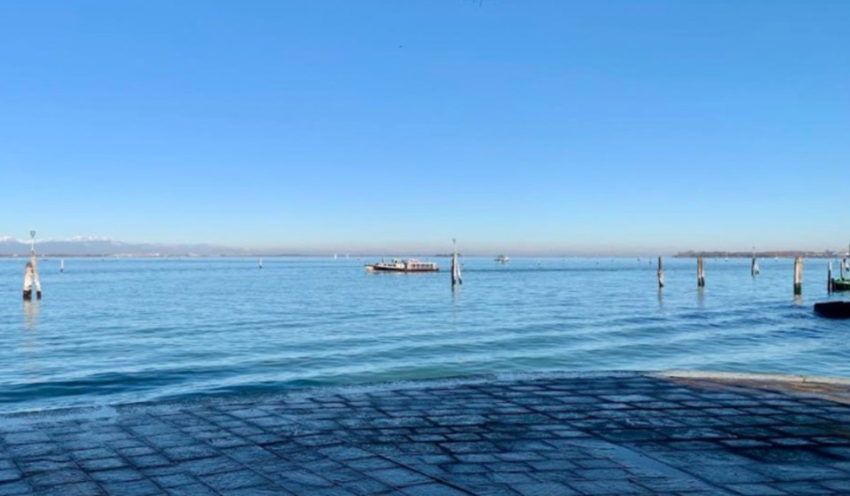 Vista sul lago con orizzonte aperto e acqua calma