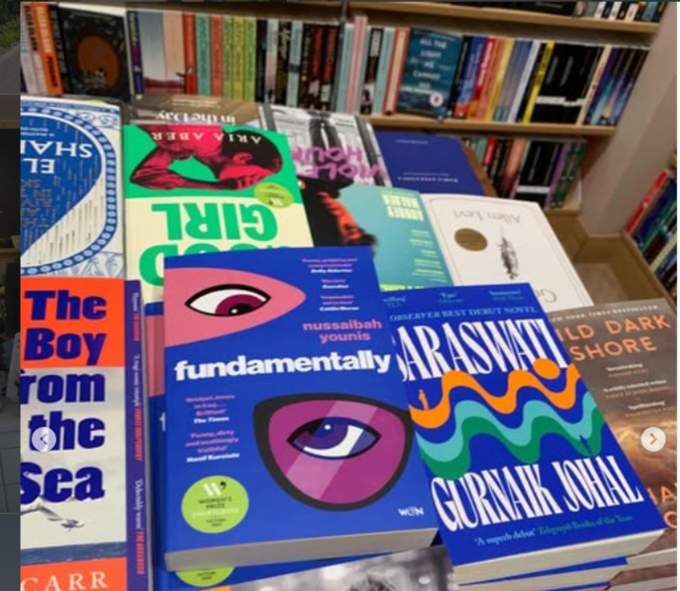 blog-aziendale-visione-editoriale Libri esposti in una libreria indipendente, simbolo di contenuti originali e idee che meritano attenzione.